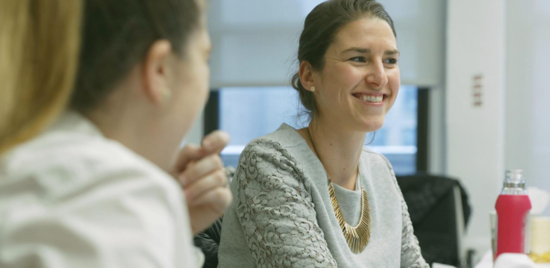 Strukturierte Seminarumgebung mit fokussierten Teilnehmern
